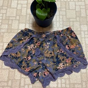 Floral shorts. Size L. Trendy and chic
